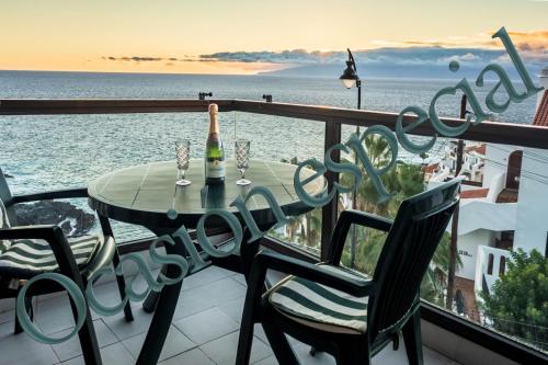 Apartamentos Lago Oceanfront with Los Gigantes and La Gomera Views