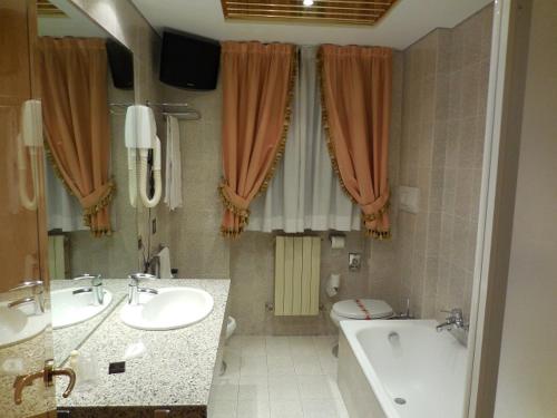 Bathroom, Hotel Roma in Lorenteggio Bathroom, Hotel Roma in Lorenteggio