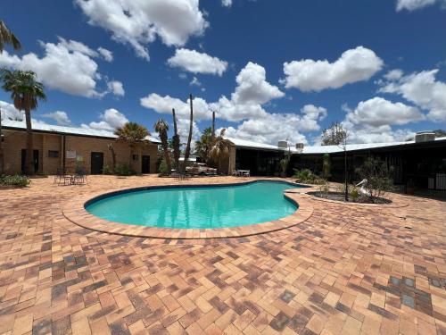 STORK RD BUDGET ROOMS - PRIVATE ROOMS WITH SHARED BATHROOMS access to POOL in Longreach STORK RD BUDGET ROOMS - PRIVATE ROOMS WITH SHARED BATHROOMS access to POOL in Longreach