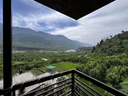 شرفة/ تراس, Aangan Homes by Mid Orchard in Naggar شرفة/ تراس, Aangan Homes by Mid Orchard in Naggar
