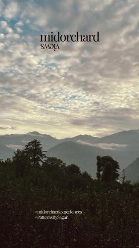Balcony/terrace, Aangan Homes by Mid Orchard in Naggar Balcony/terrace, Aangan Homes by Mid Orchard in Naggar