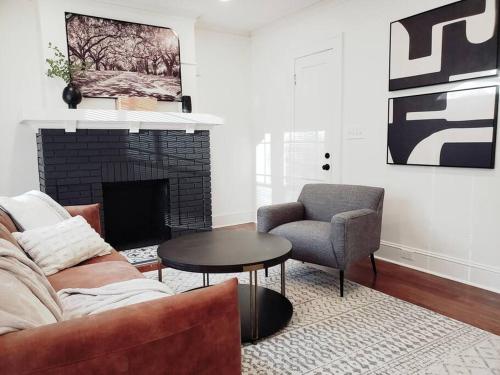 Less than 10 mins from Downtown, early checkin-subject to availability, pool table near Aaron's Amphitheatre at Lakewood Less than 10 mins from Downtown, early checkin-subject to availability, pool table near Aaron's Amphitheatre at Lakewood