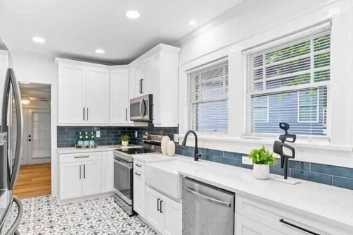 Less than 10 mins from Downtown, early checkin-subject to availability, pool table near Aaron's Amphitheatre at Lakewood Less than 10 mins from Downtown, early checkin-subject to availability, pool table near Aaron's Amphitheatre at Lakewood