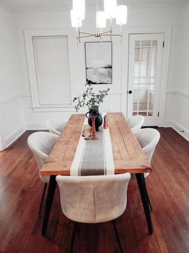 Less than 10 mins from Downtown, early checkin-subject to availability, pool table near Aaron's Amphitheatre at Lakewood Less than 10 mins from Downtown, early checkin-subject to availability, pool table near Aaron's Amphitheatre at Lakewood