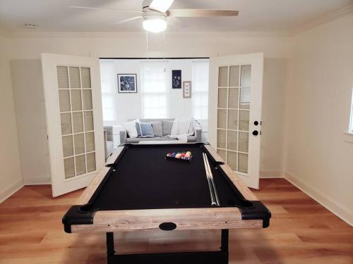 Less than 10 mins from Downtown, early checkin-subject to availability, pool table near Aaron's Amphitheatre at Lakewood Less than 10 mins from Downtown, early checkin-subject to availability, pool table near Aaron's Amphitheatre at Lakewood