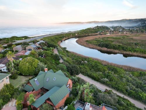 Wilderness deckhouse. views!/sun/sea/river/kayaks