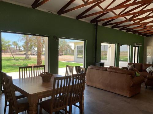 sala de TV, Flying Ostrich Guesthouse & Self-catering Accommodation in Mariental sala de TV, Flying Ostrich Guesthouse & Self-catering Accommodation in Mariental
