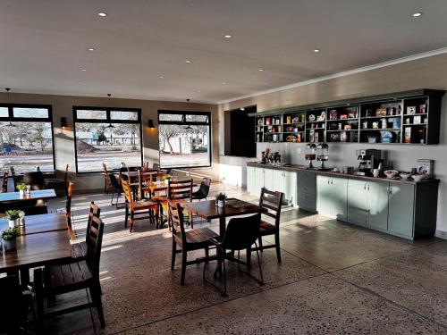 Restauracja, Flying Ostrich Guesthouse & Self-catering Accommodation in Mariental Restauracja, Flying Ostrich Guesthouse & Self-catering Accommodation in Mariental