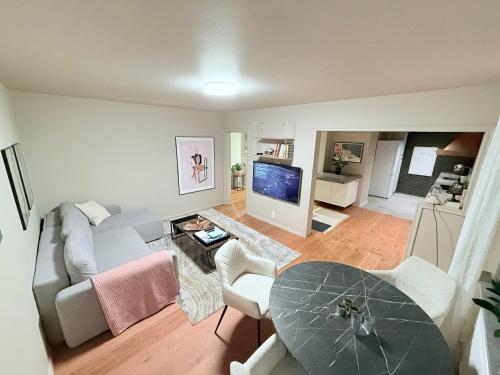 ห้องครัว, Cozy Apartment , Sleeps 4, 10 Min to Reykjavík Downtown, Family-Friendly (Cozy Apartment , Sleeps 4, 10 Min to Reykjavik Downtown, Family-Friendly) in เซลต์ยาร์นาร์เนส ห้องครัว, Cozy Apartment , Sleeps 4, 10 Min to Reykjavík Downtown, Family-Friendly (Cozy Apartment , Sleeps 4, 10 Min to Reykjavik Downtown, Family-Friendly) in เซลต์ยาร์นาร์เนส