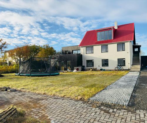 สวน, Cozy Apartment , Sleeps 4, 10 Min to Reykjavík Downtown, Family-Friendly (Cozy Apartment , Sleeps 4, 10 Min to Reykjavik Downtown, Family-Friendly) in เซลต์ยาร์นาร์เนส สวน, Cozy Apartment , Sleeps 4, 10 Min to Reykjavík Downtown, Family-Friendly (Cozy Apartment , Sleeps 4, 10 Min to Reykjavik Downtown, Family-Friendly) in เซลต์ยาร์นาร์เนส