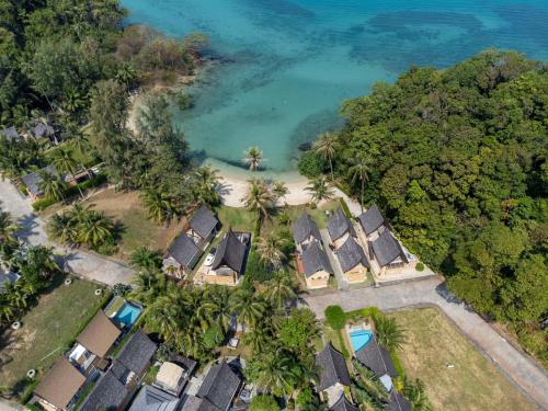 A szálláshely kívülről, 100 négyzetméteres, 4 hálószobás Villa 4 fürdőszobával Klong Szon területén (Ocean Half Moon Villa – by KohChangVillas) in Klong Szon A szálláshely kívülről, 100 négyzetméteres, 4 hálószobás Villa 4 fürdőszobával Klong Szon területén (Ocean Half Moon Villa – by KohChangVillas) in Klong Szon