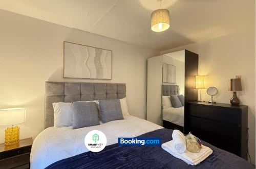 2 Bedroom Ap Close to Woking town with Free Parking in Уоркинг 2 Bedroom Ap Close to Woking town with Free Parking in Уоркинг