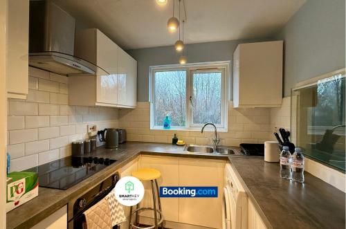 2 Bedroom Ap Close to Woking town with Free Parking in Уоркинг 2 Bedroom Ap Close to Woking town with Free Parking in Уоркинг