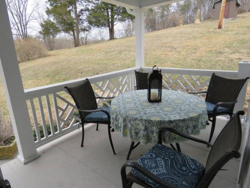 balcon/terasă, Virginia Country Cottage, GREAT Location, Pets in Troutville (VA) balcon/terasă, Virginia Country Cottage, GREAT Location, Pets in Troutville (VA)