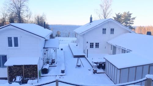 Stunning Sleeps 9 Lakeview Loghome Spa & Yoga in Finnerödja Stunning Sleeps 9 Lakeview Loghome Spa & Yoga in Finnerödja