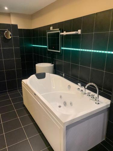 Зручності, SKY KENAKO HOTEL in Крібі Зручності, SKY KENAKO HOTEL in Крібі