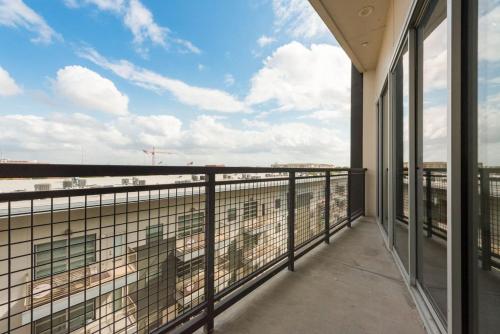Sleek loft style 2BR I Gym I Parking I Workspace in Cedars Sleek loft style 2BR I Gym I Parking I Workspace in Cedars