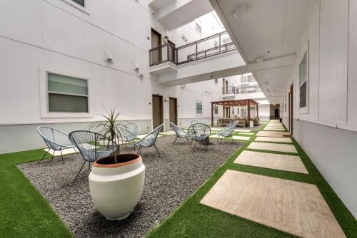 Sleek loft style 2BR I Gym I Parking I Workspace in Cedars Sleek loft style 2BR I Gym I Parking I Workspace in Cedars