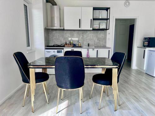 Kitchen, Modern apartment close to Tram and Airport, free parking in Prague 17 Kitchen, Modern apartment close to Tram and Airport, free parking in Prague 17