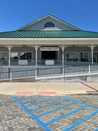 100 Commander in St. Marys (GA) 100 Commander in St. Marys (GA)