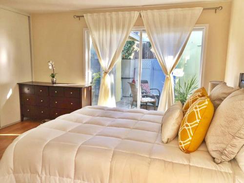 Creative Haven Chic 3-Bedroom with Artistic Touches in Allied Gardens Creative Haven Chic 3-Bedroom with Artistic Touches in Allied Gardens