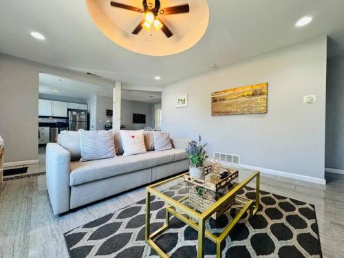Creative Haven Chic 3-Bedroom with Artistic Touches in Allied Gardens Creative Haven Chic 3-Bedroom with Artistic Touches in Allied Gardens