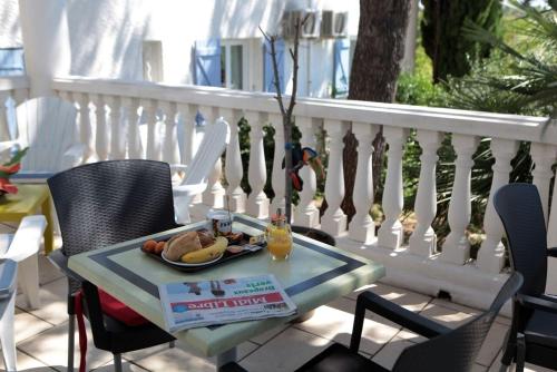 Erkély/terasz, Le Sarac Hotel in Clermont-L'Herault Erkély/terasz, Le Sarac Hotel in Clermont-L'Herault