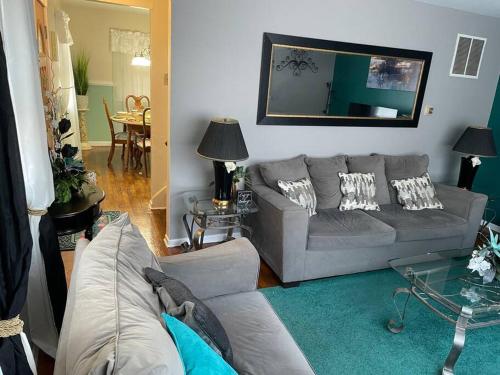 Cozy Home 5 Mins From I95 Train Beach Shopping in Stratford (Connecticut) Cozy Home 5 Mins From I95 Train Beach Shopping in Stratford (Connecticut)