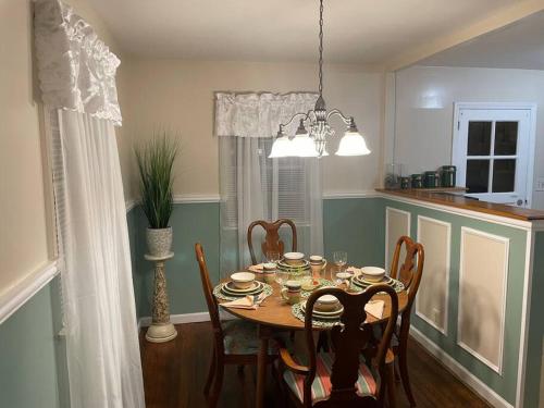 Cozy Home 5 Mins From I95 Train Beach Shopping in Stratford (Connecticut) Cozy Home 5 Mins From I95 Train Beach Shopping in Stratford (Connecticut)