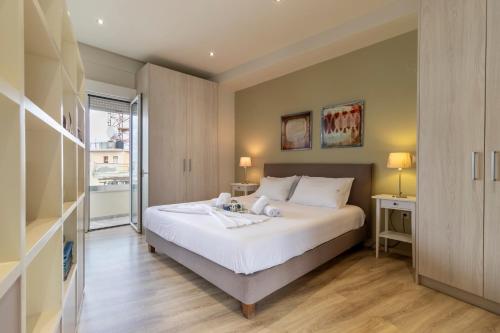 Central Apartment on Lionsquare with Sea and City View