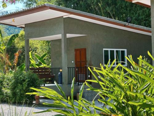 บ้านอยู่ดีโฮมสเตย์ near Lan Rak Waterfall บ้านอยู่ดีโฮมสเตย์ near Lan Rak Waterfall