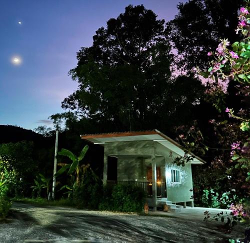 บ้านอยู่ดีโฮมสเตย์ near Lan Rak Waterfall บ้านอยู่ดีโฮมสเตย์ near Lan Rak Waterfall