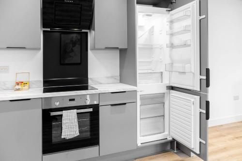Kitchen, Two Bedroom Apartment - Balcony - Secure Parking - Smart TV - Wifi - Netflix - 3MC in Oldbury Kitchen, Two Bedroom Apartment - Balcony - Secure Parking - Smart TV - Wifi - Netflix - 3MC in Oldbury
