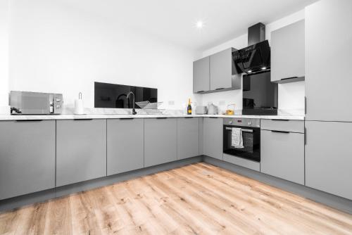 Kitchen, Two Bedroom Apartment - Balcony - Secure Parking - Smart TV - Wifi - Netflix - 3MC in Oldbury Kitchen, Two Bedroom Apartment - Balcony - Secure Parking - Smart TV - Wifi - Netflix - 3MC in Oldbury