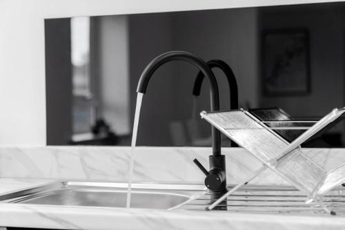Kitchen, Two Bedroom Apartment - Balcony - Secure Parking - Smart TV - Wifi - Netflix - 3MC in Oldbury Kitchen, Two Bedroom Apartment - Balcony - Secure Parking - Smart TV - Wifi - Netflix - 3MC in Oldbury