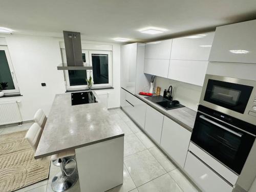 Konyha, Luxus Reihenmittelhaus in Karlsbad Konyha, Luxus Reihenmittelhaus in Karlsbad