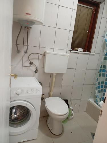 Zuta kuca na kraj sela in Sajlovo Zuta kuca na kraj sela in Sajlovo
