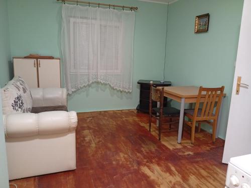 Zuta kuca na kraj sela in Sajlovo Zuta kuca na kraj sela in Sajlovo