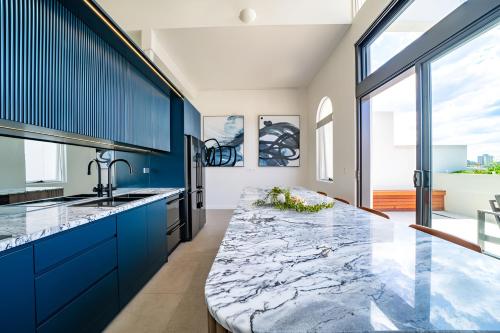 Elegant 3BR Apt -Bondi Junction & Stunning Skyline in Woollahra Elegant 3BR Apt -Bondi Junction & Stunning Skyline in Woollahra