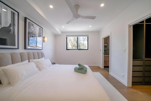 Elegant 3BR Apt -Bondi Junction & Stunning Skyline in Woollahra Elegant 3BR Apt -Bondi Junction & Stunning Skyline in Woollahra