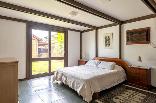 Casa na Marina com piscina churrasqueira e pier in กวารูชา Casa na Marina com piscina churrasqueira e pier in กวารูชา