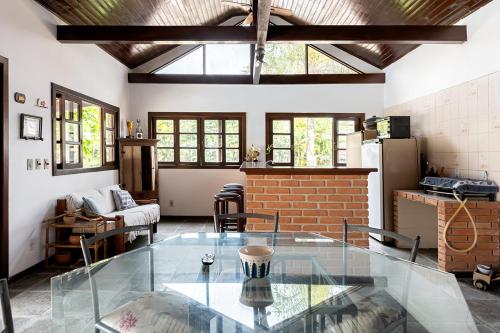 Casa na Marina com piscina churrasqueira e pier in กวารูชา Casa na Marina com piscina churrasqueira e pier in กวารูชา