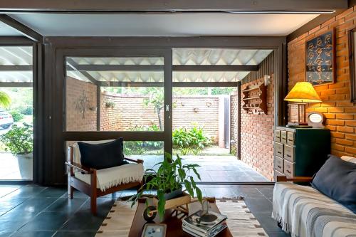 Casa na Marina com piscina churrasqueira e pier in กวารูชา Casa na Marina com piscina churrasqueira e pier in กวารูชา
