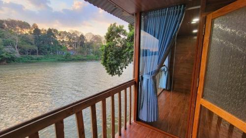 Balcony/terrace, Green Bamboo Lodge Resort in Nam Cat Tien Balcony/terrace, Green Bamboo Lodge Resort in Nam Cat Tien