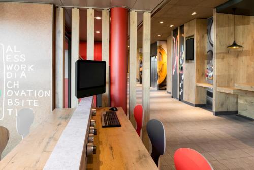 Előcsarnok, Ibis Geneve Aeroport Hotel near Jardin Botanique Alpin de Meyrin Előcsarnok, Ibis Geneve Aeroport Hotel near Jardin Botanique Alpin de Meyrin