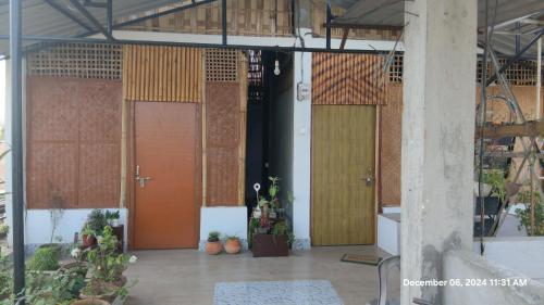 Bejárat, Amar Apun Ghor near Jorhat repülőtér Bejárat, Amar Apun Ghor near Jorhat repülőtér