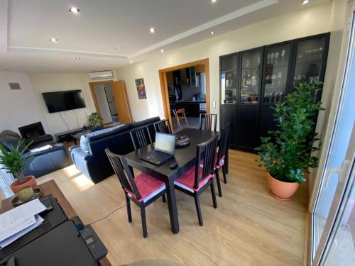 ห้องส่วนกลางสำหรับนั่งเล่น/ดูทีวี, Zion guest house in อัลมาดา ห้องส่วนกลางสำหรับนั่งเล่น/ดูทีวี, Zion guest house in อัลมาดา