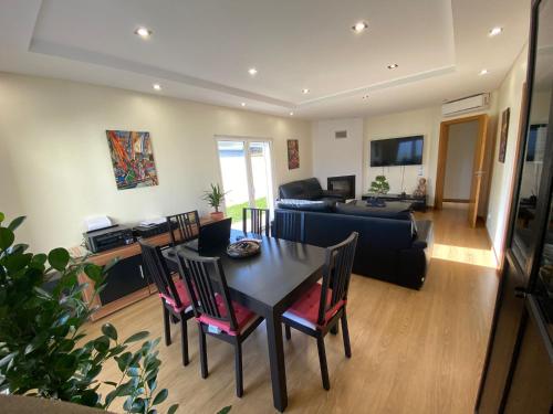 ห้องส่วนกลางสำหรับนั่งเล่น/ดูทีวี, Zion guest house in อัลมาดา ห้องส่วนกลางสำหรับนั่งเล่น/ดูทีวี, Zion guest house in อัลมาดา