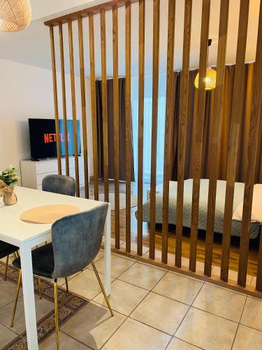 zonă comună salon/TV, ApartHome Studio Central Self Check-in & Free Parking & WiFi in Târgoviște zonă comună salon/TV, ApartHome Studio Central Self Check-in & Free Parking & WiFi in Târgoviște