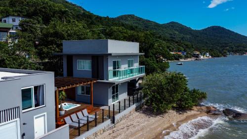 沙灘, Casa à Beira-mar, com Spa e Vista Deslumbrante no Ribeirão da Ilha em Florianópolis (Casa a Beira-mar, com Spa e Vista Deslumbrante no Ribeirao da Ilha em Florianopolis) in 里貝朗達伊利亞 沙灘, Casa à Beira-mar, com Spa e Vista Deslumbrante no Ribeirão da Ilha em Florianópolis (Casa a Beira-mar, com Spa e Vista Deslumbrante no Ribeirao da Ilha em Florianopolis) in 里貝朗達伊利亞